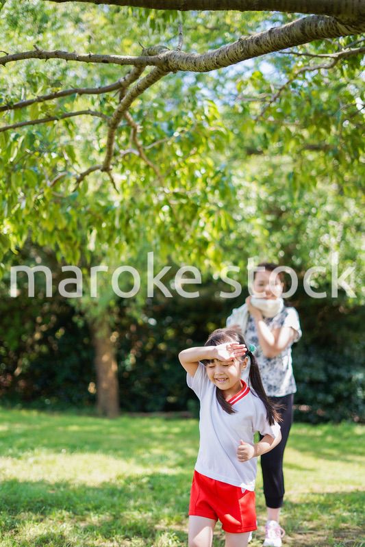 外でランニングをするお母さんと子供