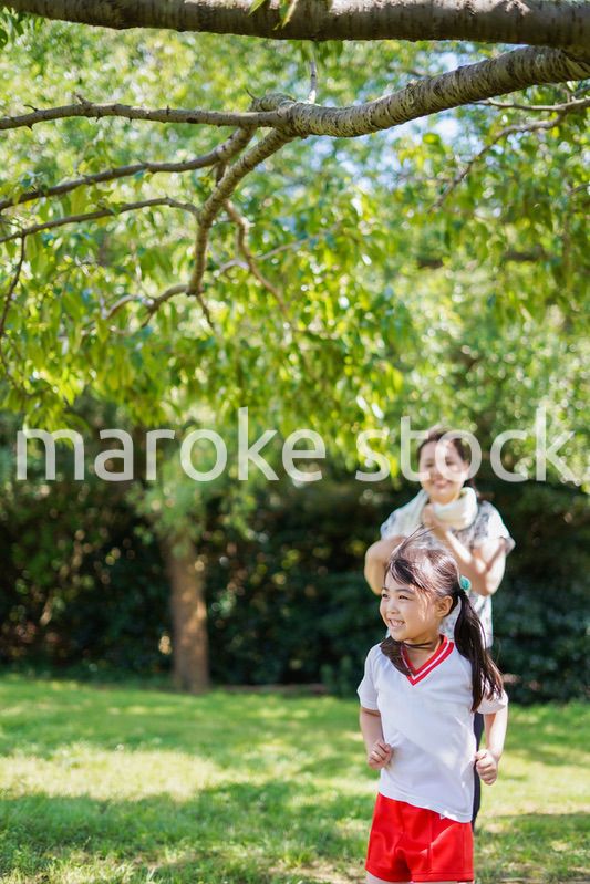 外でランニングをするお母さんと子供