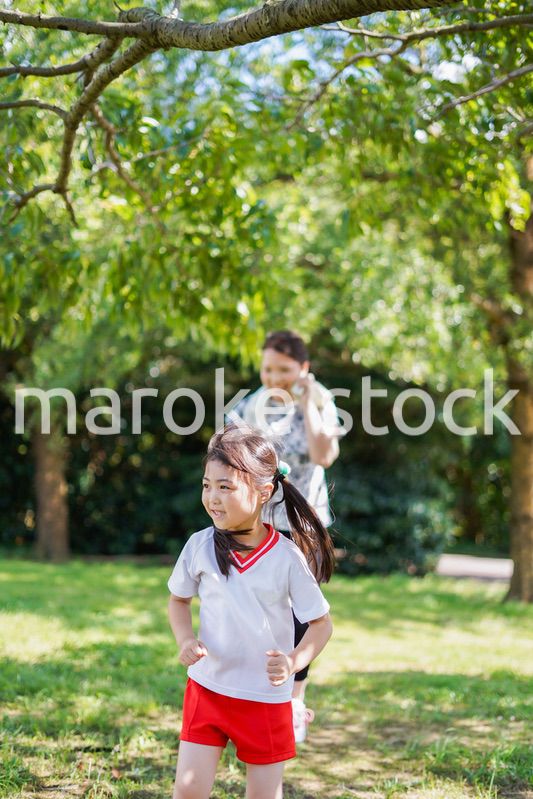 外でランニングをするお母さんと子供