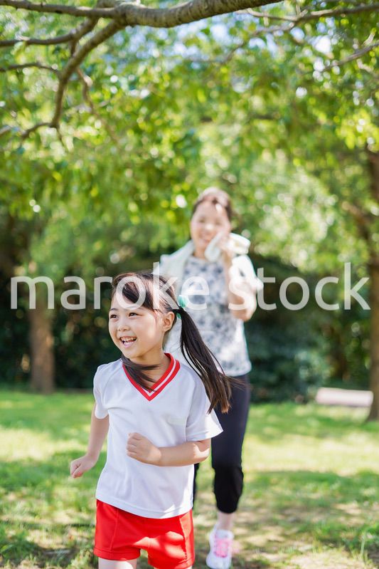 外でランニングをするお母さんと子供
