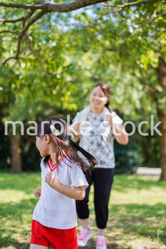 外でランニングをするお母さんと子供