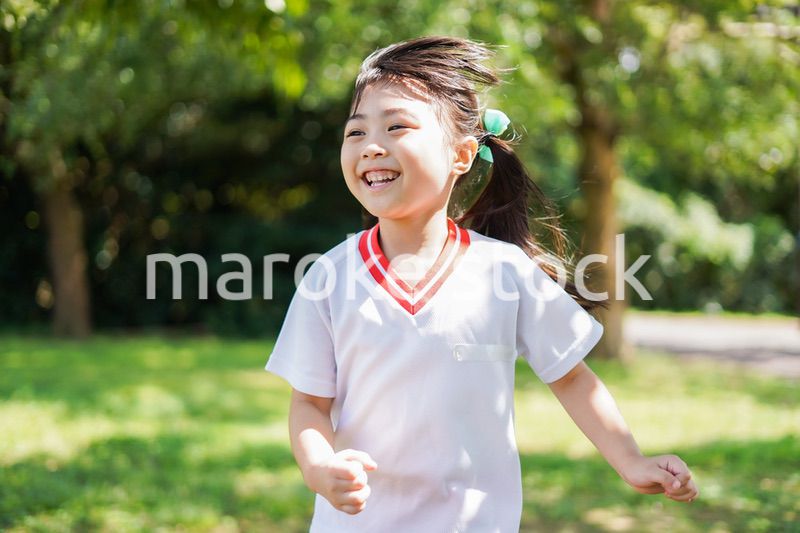 外で楽しくスポーツをする女の子