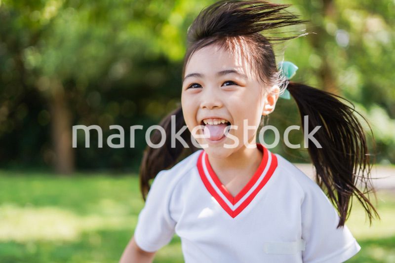 外で楽しくスポーツをする女の子