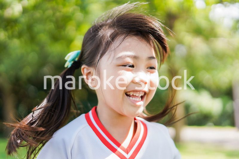 外で楽しくスポーツをする女の子