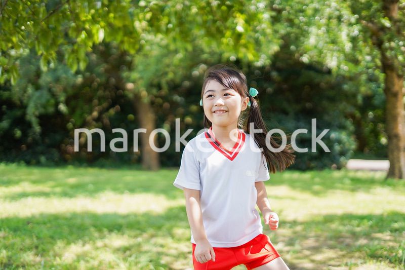 外で楽しくスポーツをする女の子