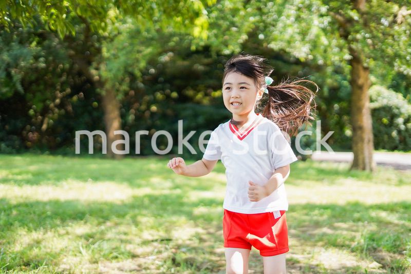 外で楽しくスポーツをする女の子