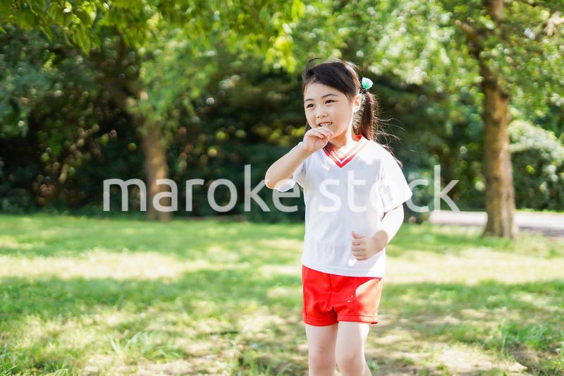 外で楽しくスポーツをする女の子