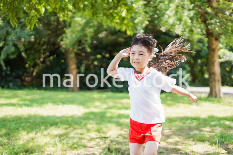 外で楽しくスポーツをする女の子