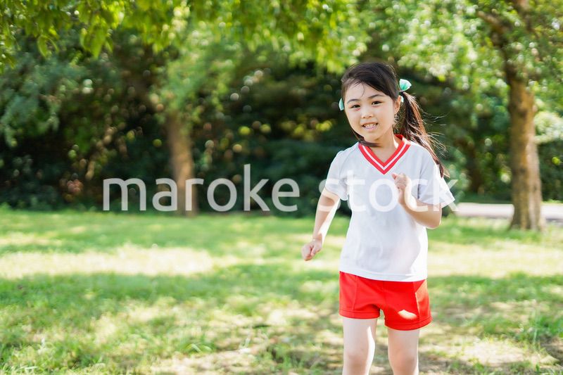 外で楽しくスポーツをする女の子