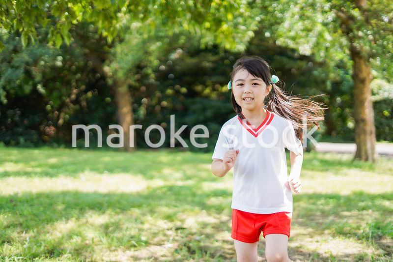 外で楽しくスポーツをする女の子