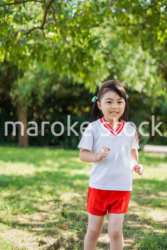 外で楽しくスポーツをする女の子