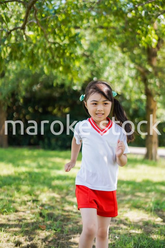 外で楽しくスポーツをする女の子