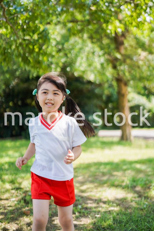 外で楽しくスポーツをする女の子