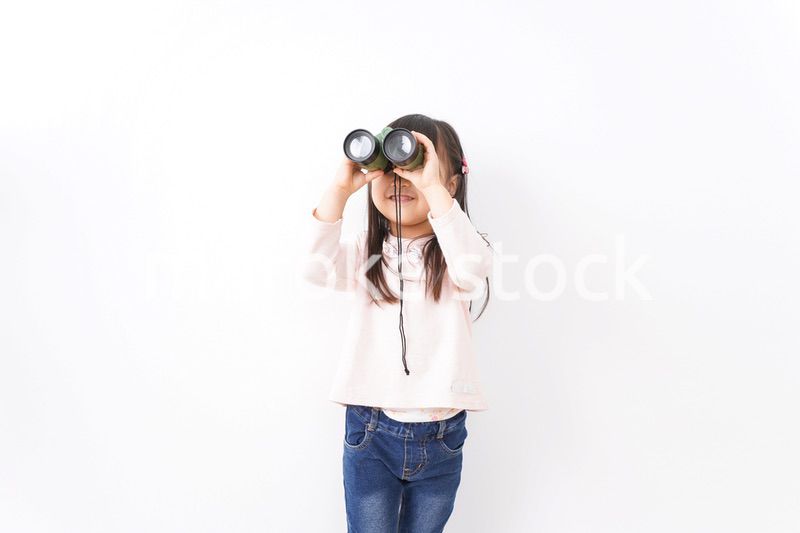 双眼鏡を使う子ども
