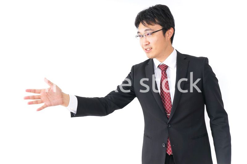 握手をするビジネスマン