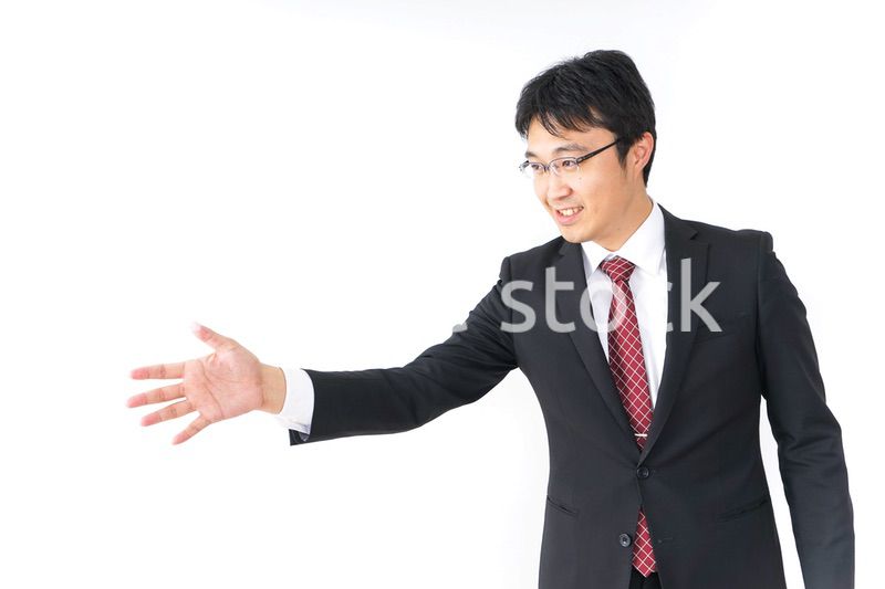 握手をするビジネスマン