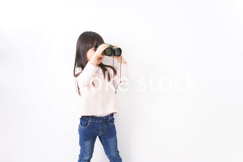 双眼鏡を使う子ども