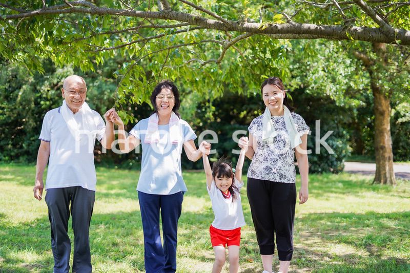 野外で楽しくランニングをする家族