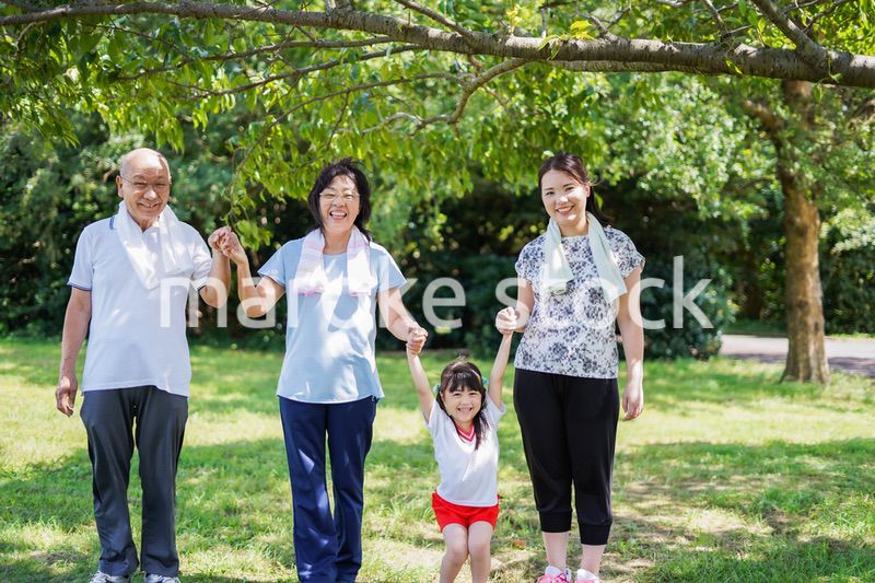 野外で楽しくランニングをする家族