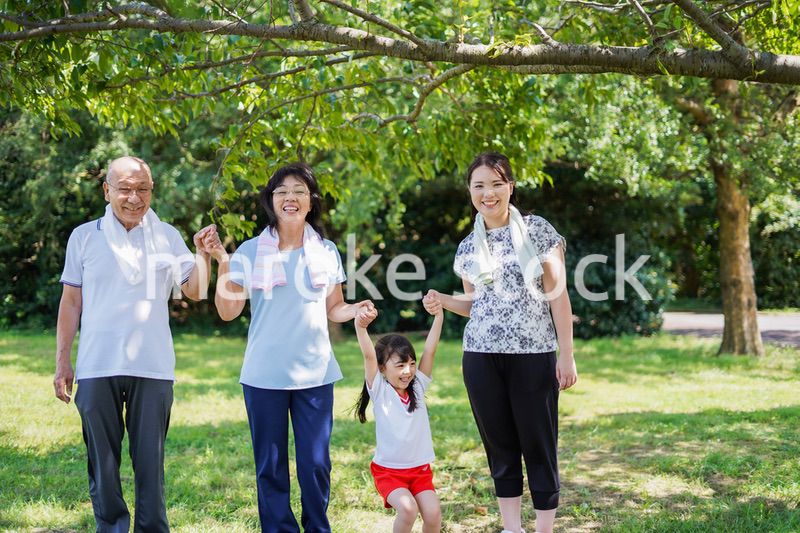 野外で楽しくランニングをする家族