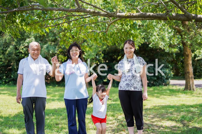 野外で楽しくランニングをする家族