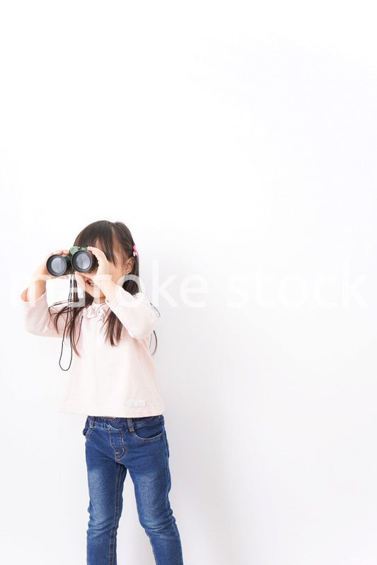 双眼鏡を使う子ども