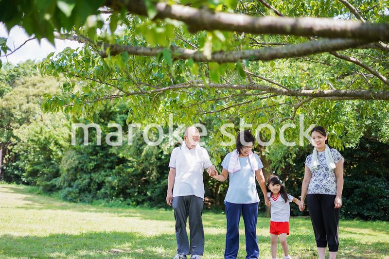 野外で楽しくランニングをする家族