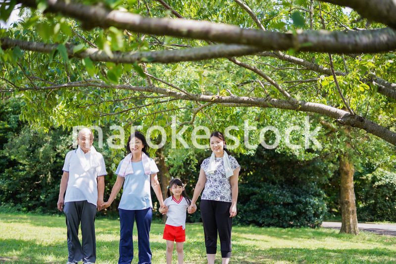 野外で楽しくランニングをする家族