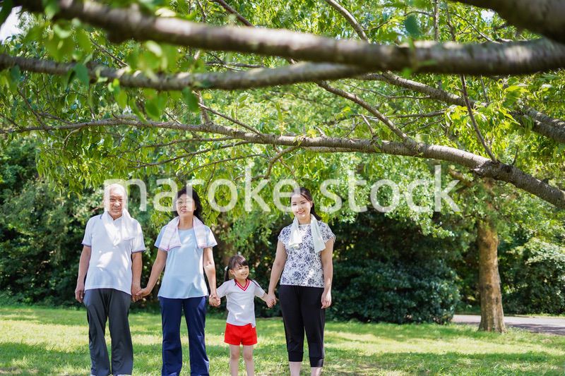 野外で楽しくランニングをする家族