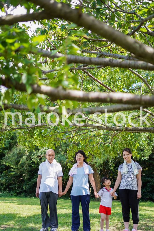 野外で楽しくランニングをする家族