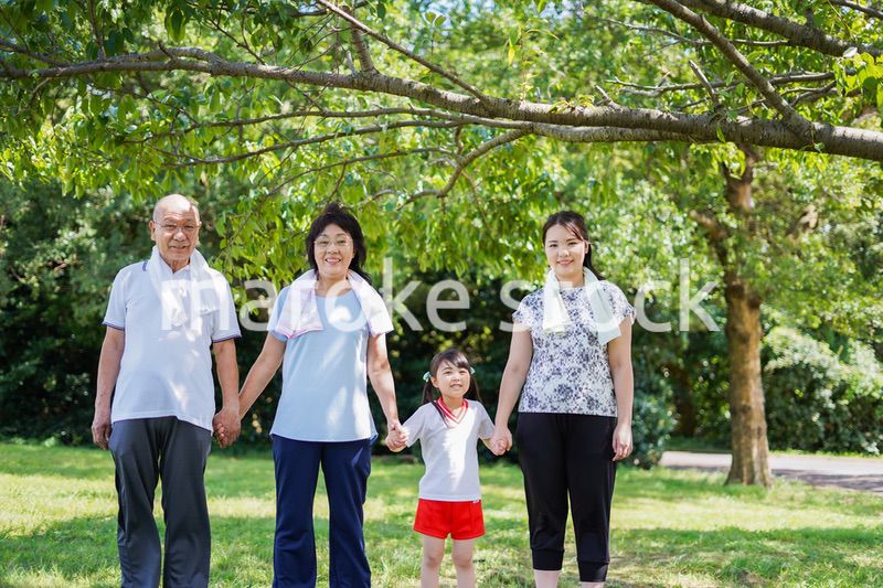 野外で楽しくランニングをする家族