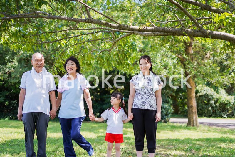 野外で楽しくランニングをする家族