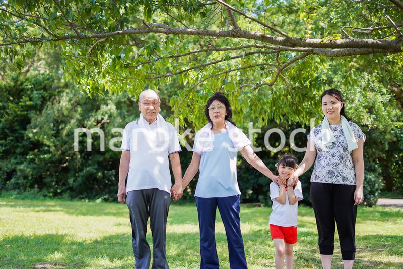 野外で楽しくランニングをする家族