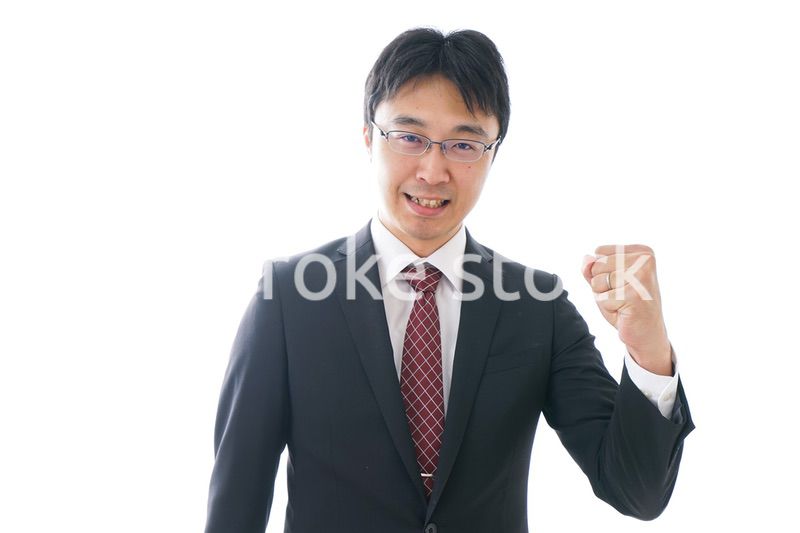 ガッツポーズをするビジネスマン