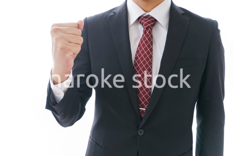 ガッツポーズをするビジネスマン