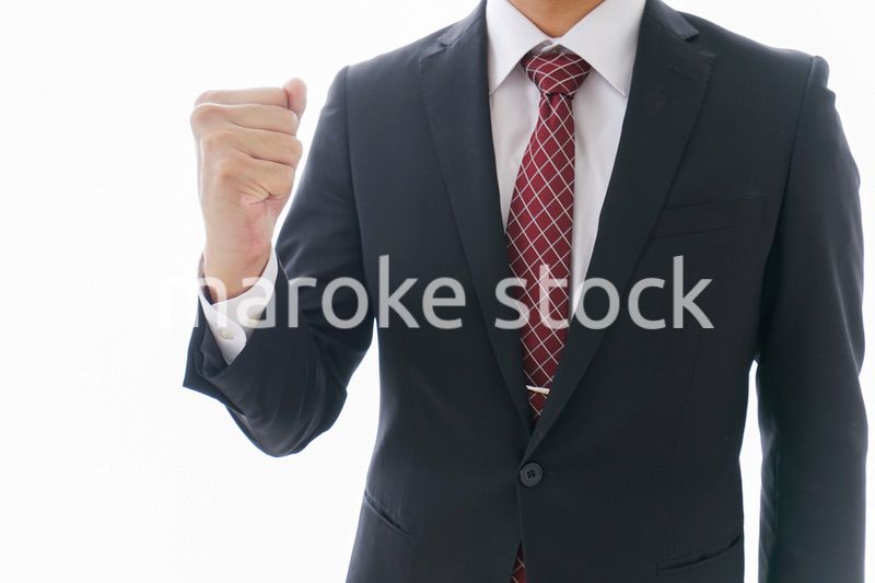 ガッツポーズをするビジネスマン