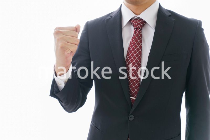 ガッツポーズをするビジネスマン