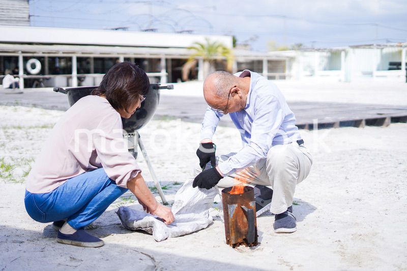 屋外でバーベキューをするアクティブシニア