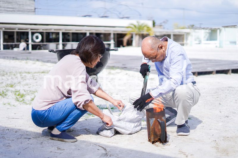 屋外でバーベキューをするアクティブシニア