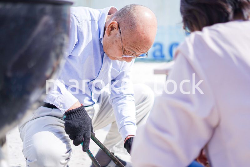 屋外でバーベキューをするアクティブシニア