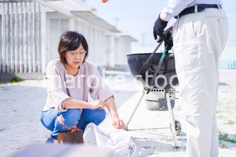 屋外でバーベキューをするアクティブシニア