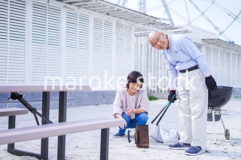 屋外でバーベキューをするアクティブシニア