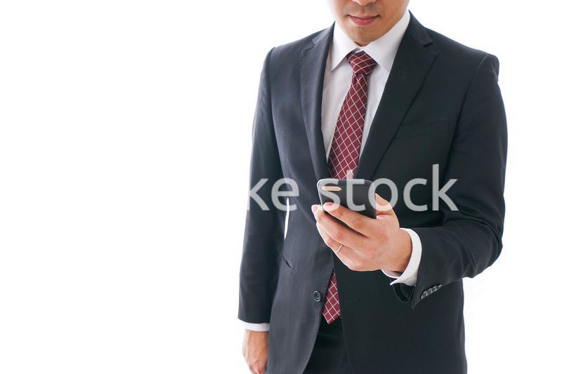 スマホを使うビジネスマン