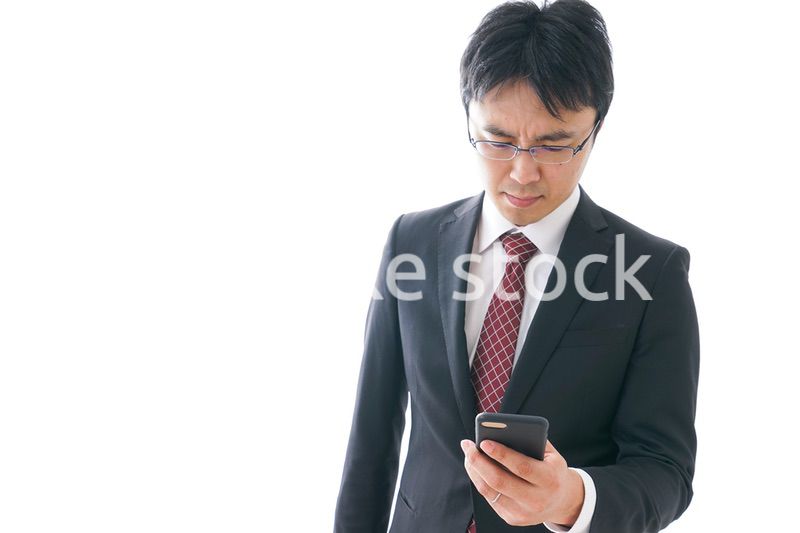 スマホを使うビジネスマン