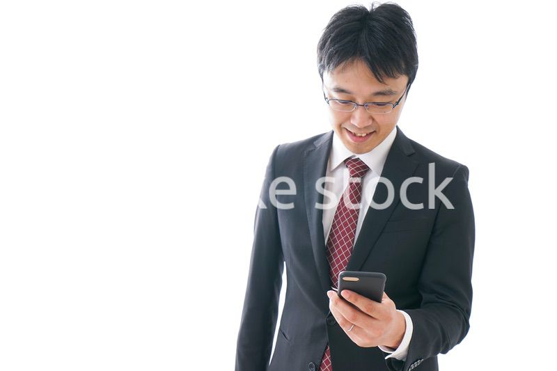 スマホを使うビジネスマン