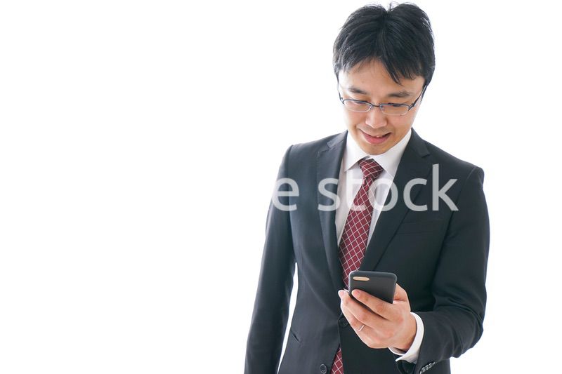 スマホを使うビジネスマン