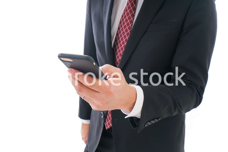 スマホを使うビジネスマン