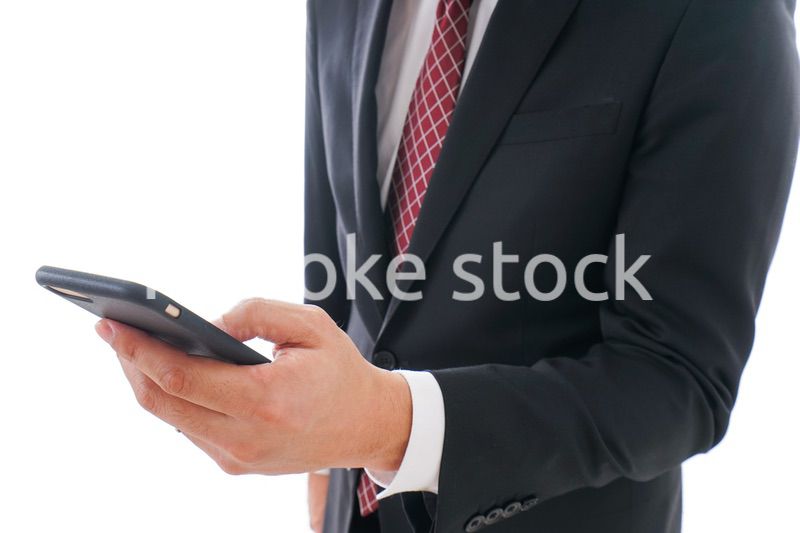 スマホを使うビジネスマン