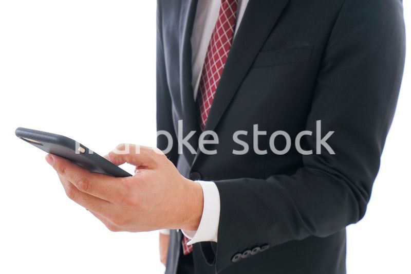 スマホを使うビジネスマン