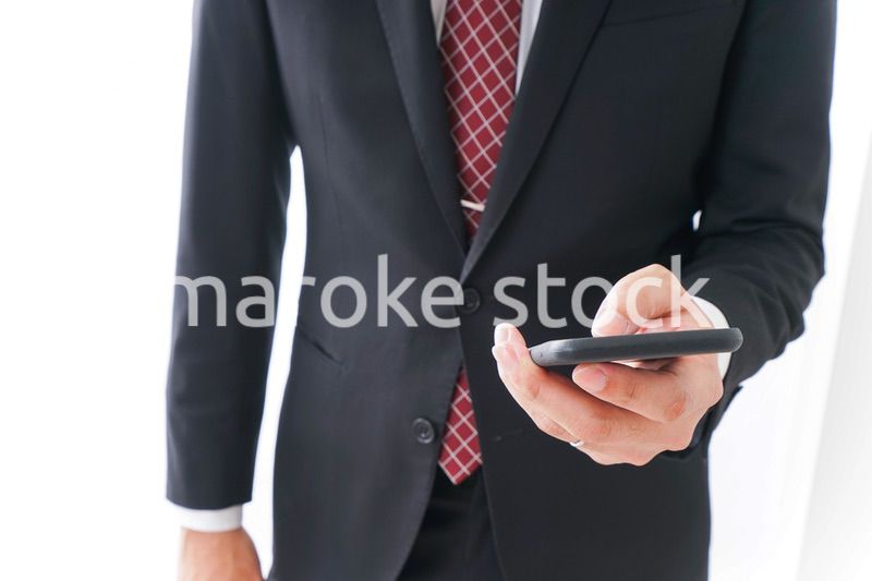 スマホを使うビジネスマン